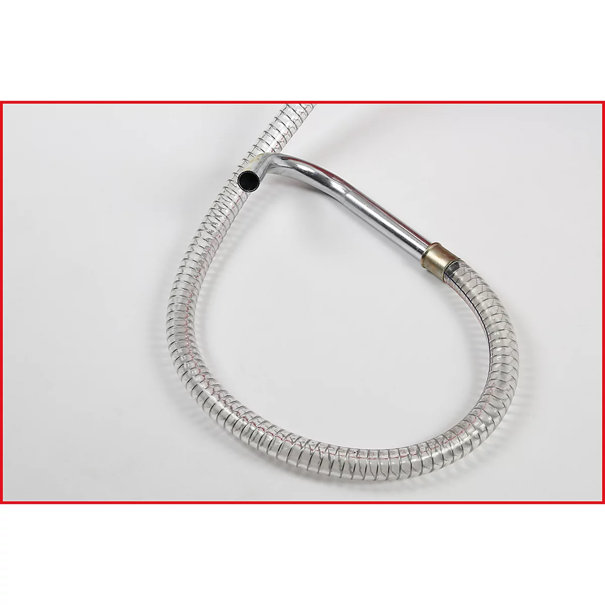 Ein durchsichtiger Schlauch mit silberfarbenem, gebogenem Endstück, liegt auf weißem Untergrund.